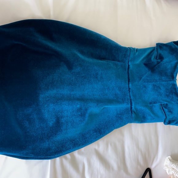 Velvet off-the-shoulder Mini Dress - Picture 4 of 4